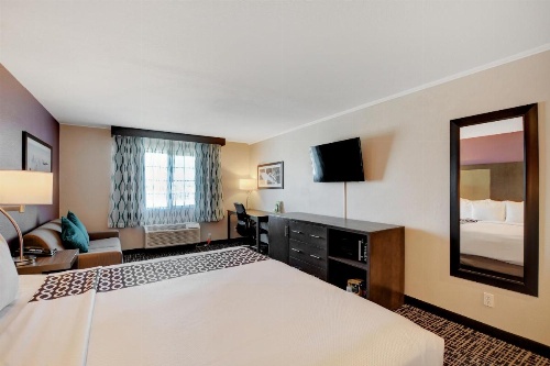 La Quinta Inn & Suites by Wyndham Las Vegas Nellis image 43