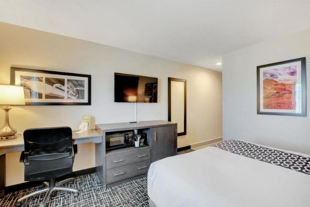 La Quinta Inn & Suites by Wyndham Las Vegas Nellis Image 44