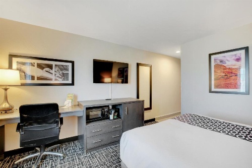 La Quinta Inn & Suites by Wyndham Las Vegas Nellis image 44