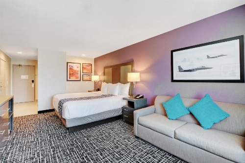 La Quinta Inn & Suites by Wyndham Las Vegas Nellis image 48
